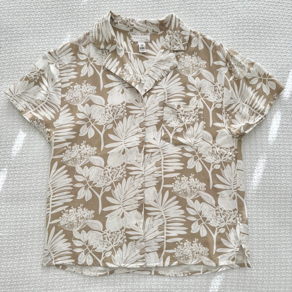 Full Tilt tan and white Floral Button Collar Shirt Women’s XS, Tilly’s Beach Top